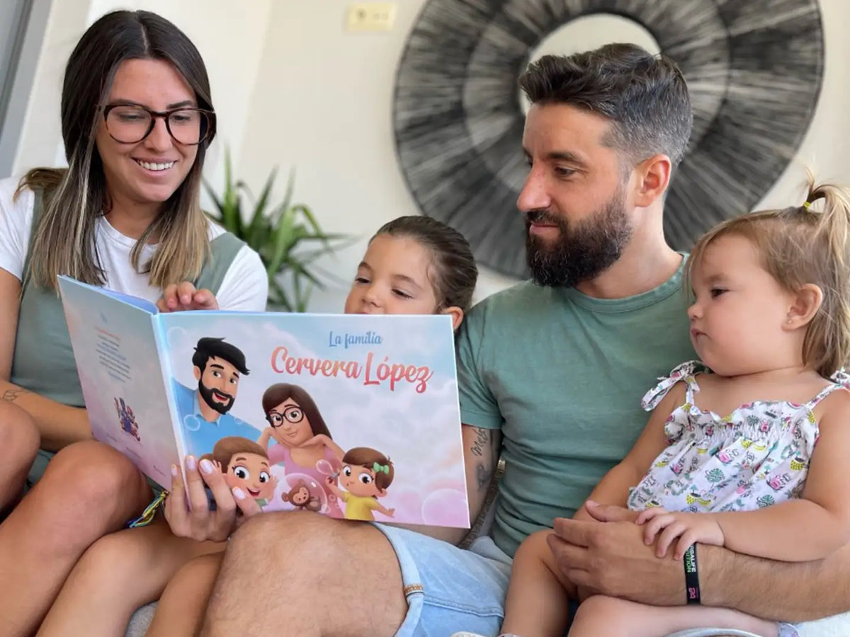 Familia sosteniendo su libro familiar personalizado hecho especialmente para ellos y que es un gran regalo para el Día del Padre.