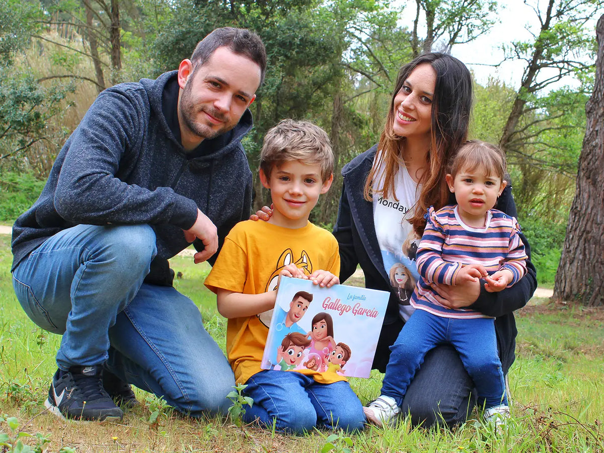 Familia disfrutando de su tiempo al aire libre y de su libro personalizado para familias.