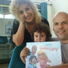 Familia sosteniendo su libro familiar personalizado que está hecho solo para ellos y es un excelente regalo para el Día del Padre.