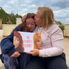 Madres e hijas están contentas con su libro personalizado, que es un gran regalo para una madre.