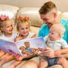 Familia sonriente descubriendo el Libro Personalizado para Papá hecho a medida justo para papá y sus hijos.
