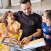 Familia sonriente descubriendo el Libro Personalizado para Papá hecho a medida justo para papá y sus hijos.