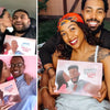 Parejas enamoradas disfrutando de su regalo romántico, que es un libro personalizado con sus nombres dentro del libro.